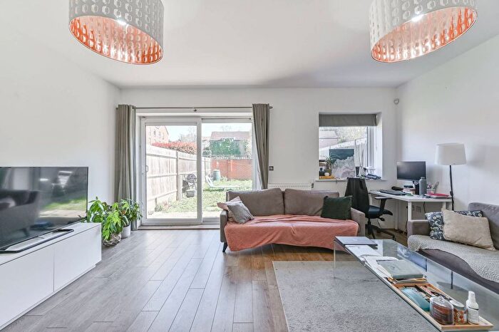 4 Bedroom Semi-Detached House To Rent In Valley Road, Streatham, London, SW16