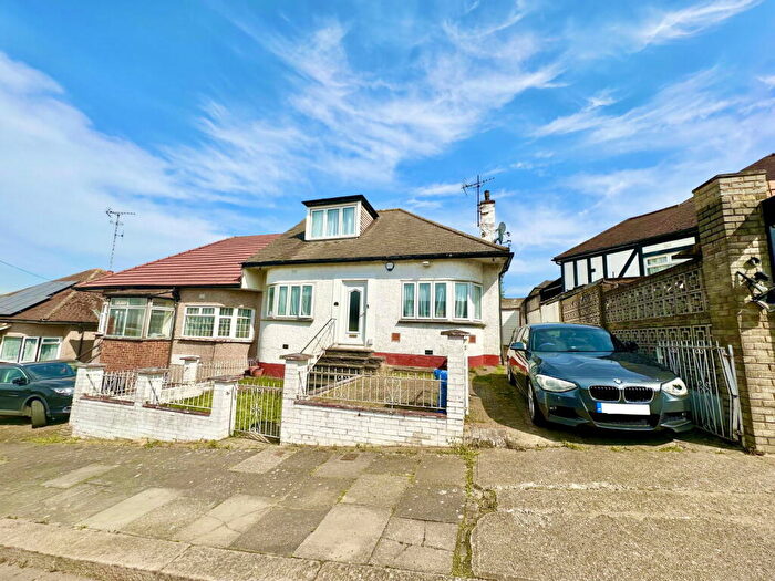 3 Bedroom Semi-Detached Bungalow For Sale In Winston Avenue, Kingsbury, London, NW9