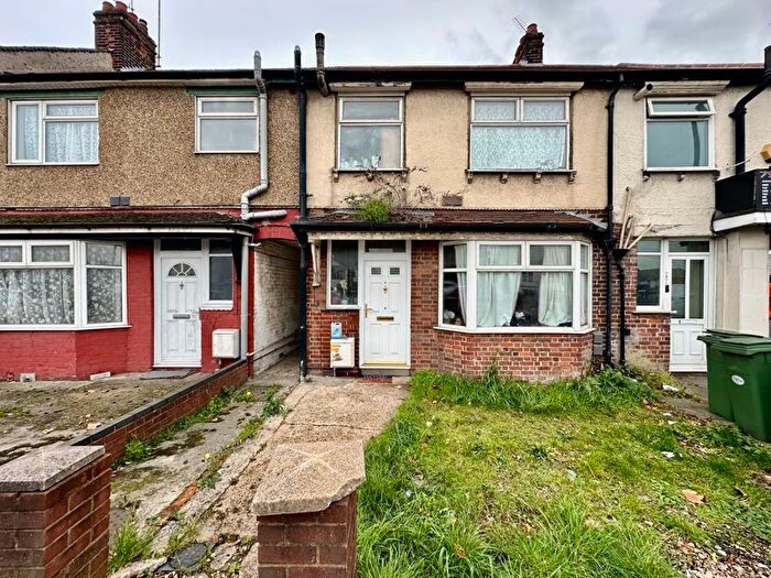 3 Bedroom Terraced House For Sale In Dunstable Road, Luton, LU4