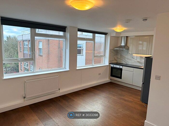 Studio To Rent In Ballards Lane, London, N3