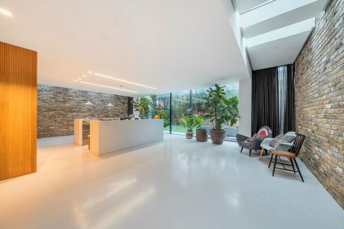 5 Bedroom Flat To Rent In Tournay Road, London, SW6