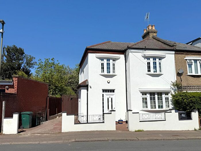 4 Bedroom Semi-Detached House For Sale In Jackson Road, Barnet, EN4