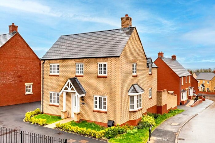 3 Bedroom Detached House For Sale In Aintree Avenue, Towcester, NN12