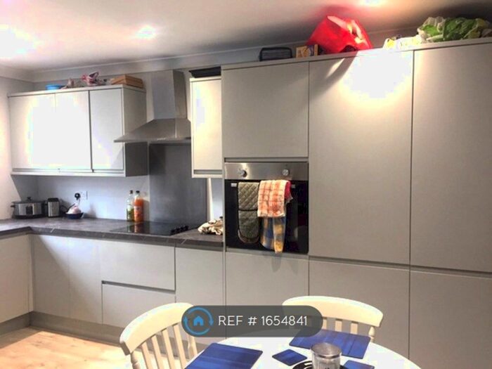 3 Bedroom Semi-Detached House To Rent In Hunts Close, Guildford, GU2