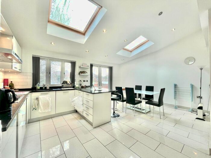 4 Bedroom Semi-Detached House To Rent In Linkside, London, N12