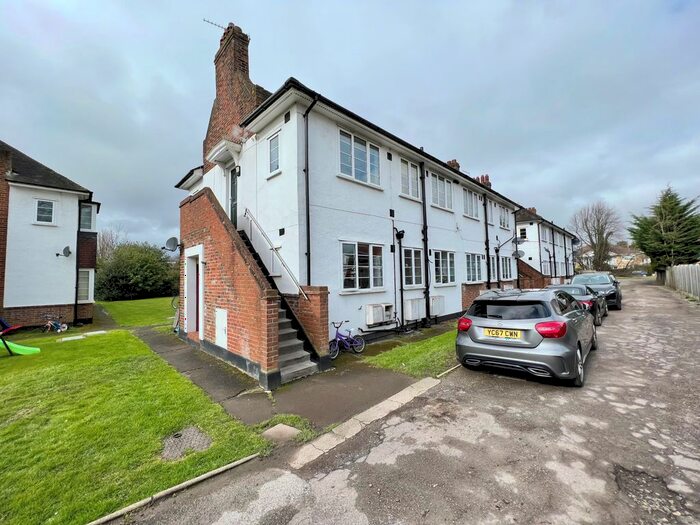 2 Bedroom Maisonette To Rent In The Orchard, Oakwood, N14