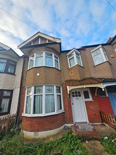 3 Bedroom Detached House To Rent In Tylehurst Gardens, Ilford, IG1