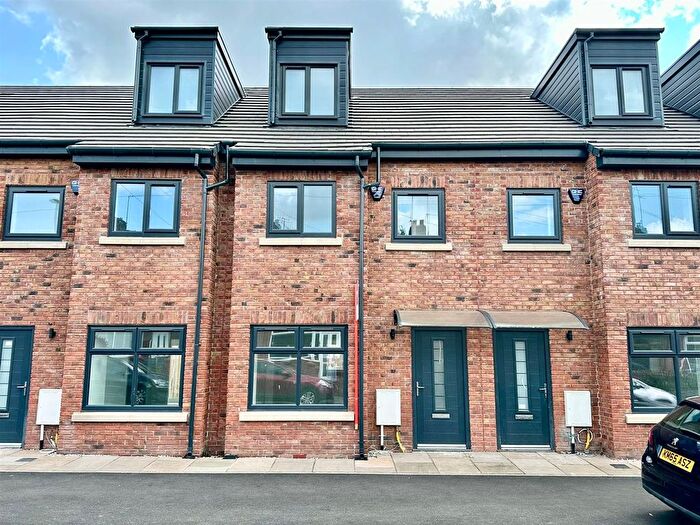 3 Bedroom Town House For Sale In Hadfield Street, Oldham, OL8