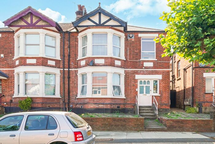 2 Bedroom Flat For Sale In Sevington Road, London, NW4