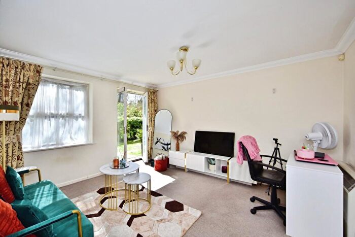 2 Bedroom Flat For Sale In River Bank Close, Maidstone, Kent, ME15
