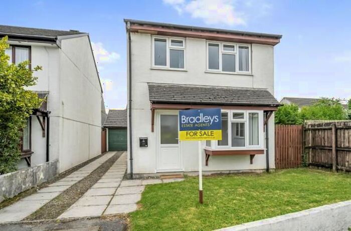 3 Bedroom Detached House For Sale In Tamar Close, Callington, Cornwall, PL17