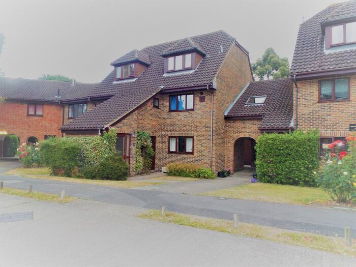 2 Bedroom Maisonette To Rent In Shaftesbury Court, Wokingham, RG40