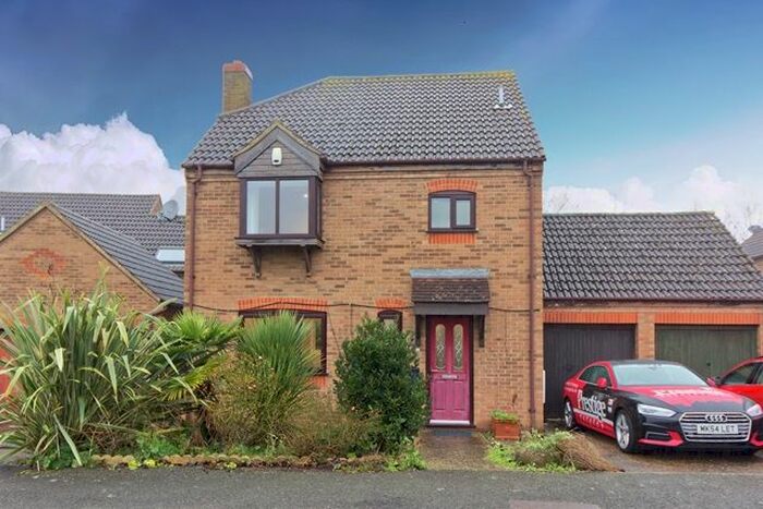 3 Bedroom Detached House To Rent In Linceslade Grove, Loughton, Milton Keynes, MK5