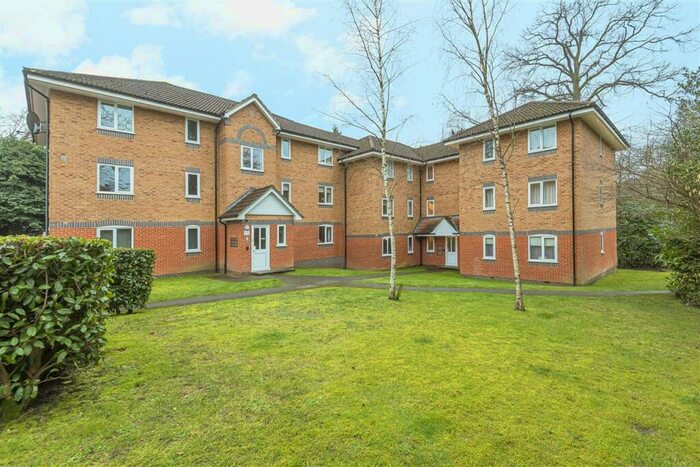 2 Bedroom Apartment To Rent In Masefield Gardens, Crowthorne, RG45