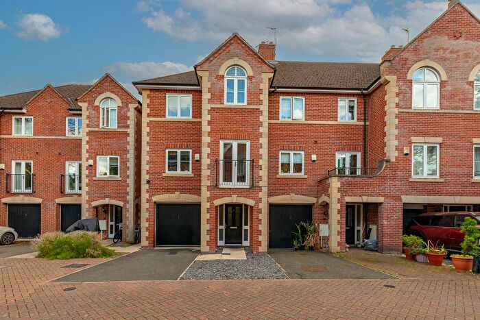 5 Bedroom End Of Terrace House For Sale In Elm Tree Court, Leicester, LE2