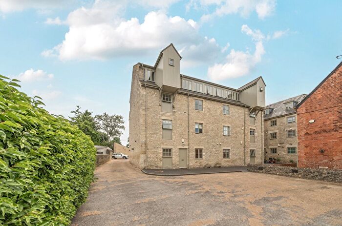 2 Bedroom Flat For Sale In Lewis Lane, Cirencester, Gloucestershire, GL7