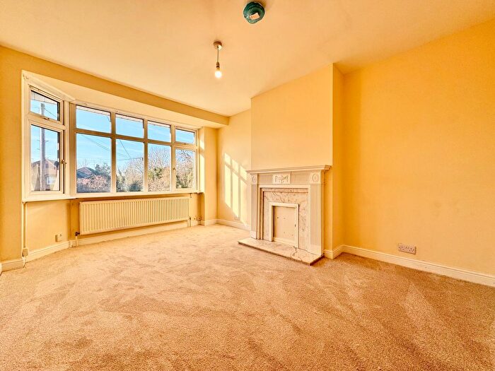 2 Bedroom Maisonette For Sale In Methuen Close, Edgware, HA8