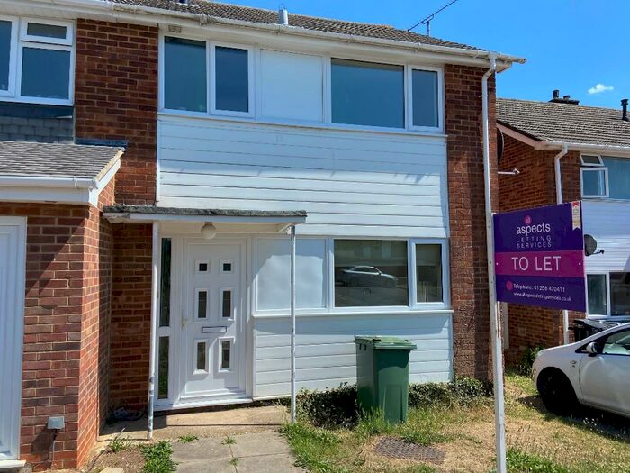 3 Bedroom Semi-Detached House To Rent In Winchcombe Road, Basingstoke, Hampshire, RG21