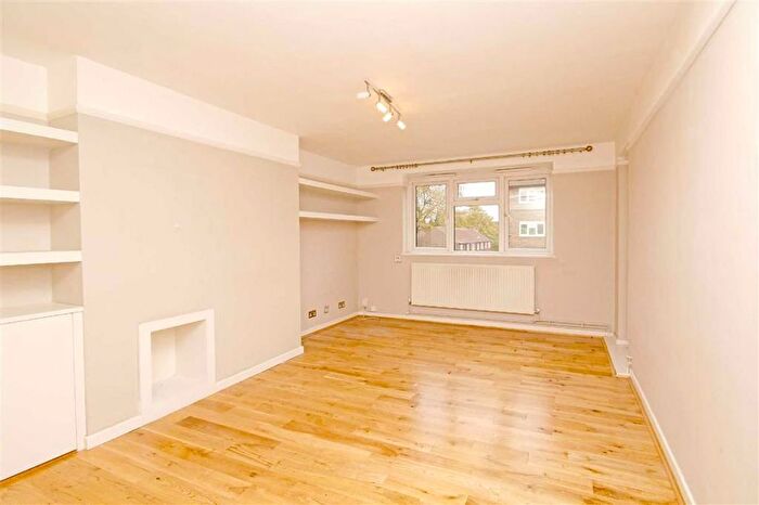 2 Bedroom Flat To Rent In Brick Farm Close, Kew, Richmond, TW9