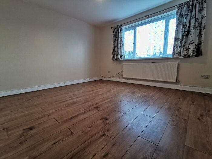 3 Bedroom Flat To Rent In Gabalfa Road, Sketty, SA2