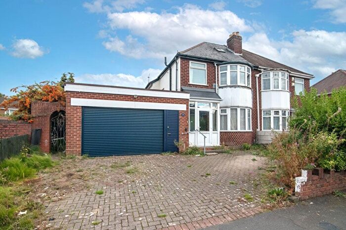 3 Bedroom Semi-Detached House For Sale In Cakemore Road, Oldbury, West Midlands, B65