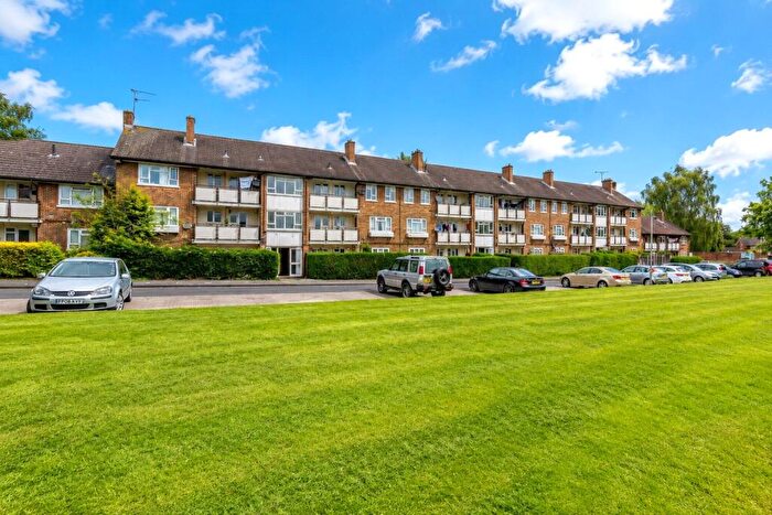 3 Bedroom Flat For Sale In Ash Road, Woking, Surrey, GU22