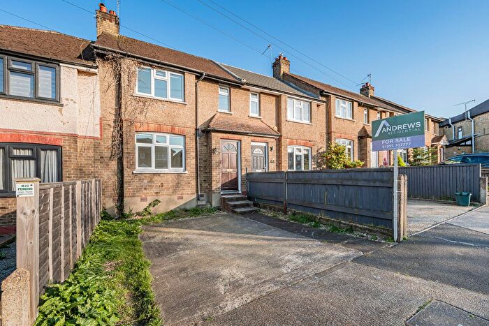 3 Bedroom Terraced House For Sale In Oakdene Road, Hillingdon, UB10