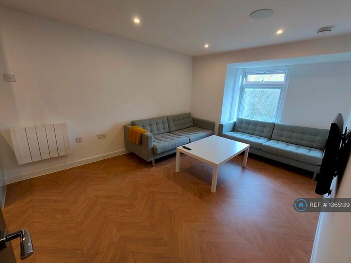 1 Bedroom Flat To Rent In Geddington Court, Waltham Cross, EN8