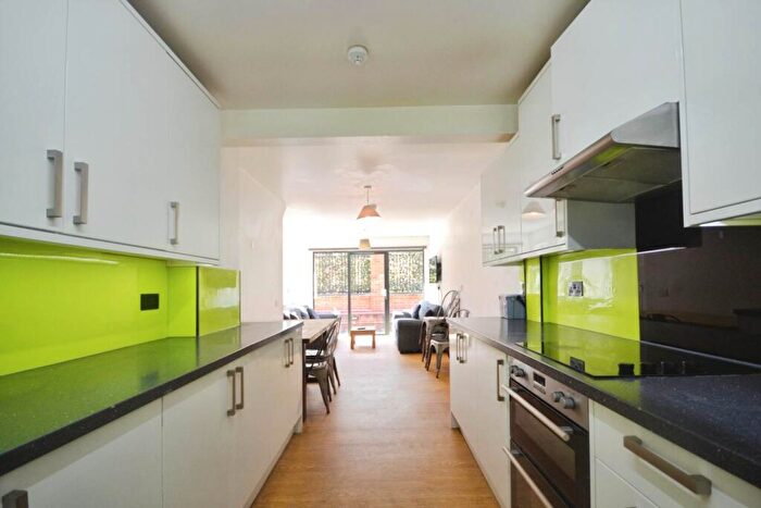 5 Bedroom House To Rent In Allcroft Road, Reading, RG1