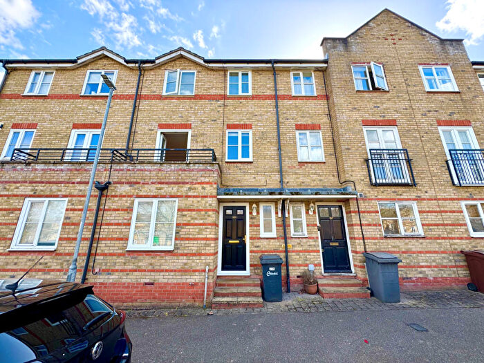 6 Bedroom Town House To Rent In Rookes Crescent, Chelmsford, Essex, CM1