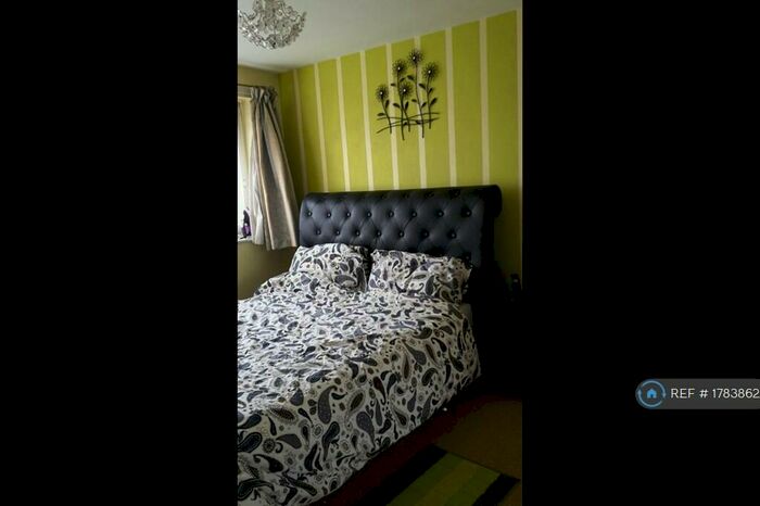 3 Bedroom Semi-Detached House To Rent In Edenham Crescent, Reading, RG1