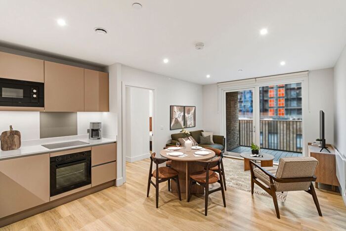 2 Bedroom Flat To Rent In Mill Mead, Staines, TW18