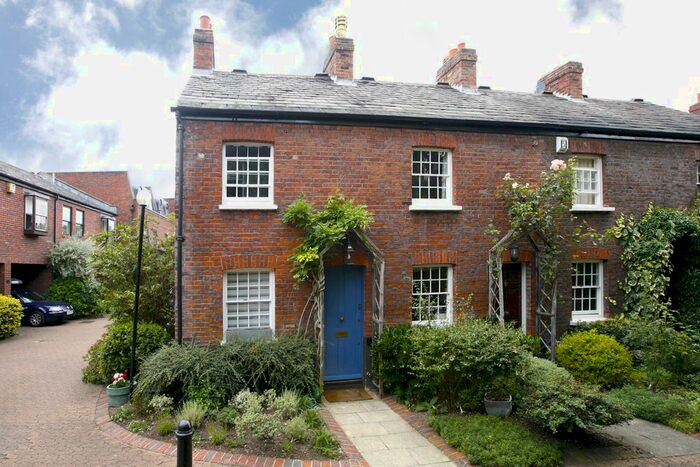 2 Bedroom Cottage To Rent In Haygarth Place, SW19