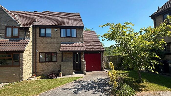 3 Bedroom Town House For Sale In Martindale Close, Eccleshill, Bradford, BD2