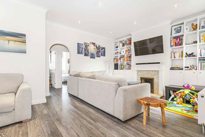 2 Bedroom Flat For Sale In High Street, Acton, W3