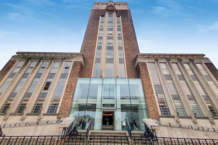 3 Bedroom Flat To Rent In Great West Road, Brentford, TW8