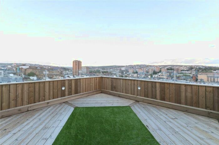 3 Bedroom Flat To Rent In Queens Road, Brighton, BN1