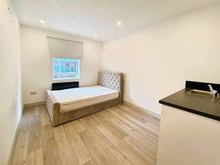 Flat To Rent In High Street, Sutton, SM1