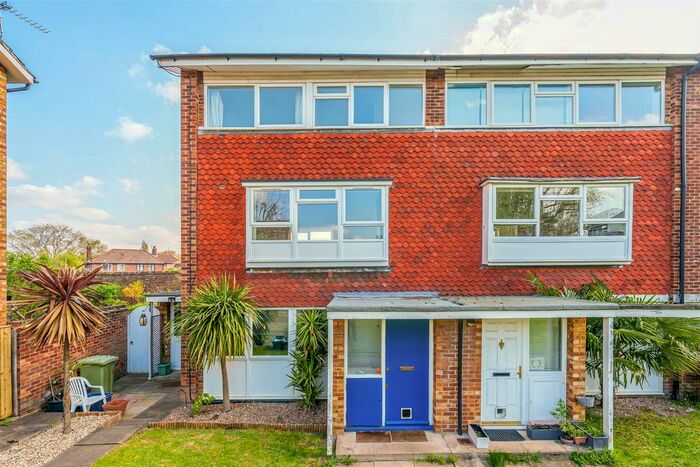 2 Bedroom Maisonette To Rent In Mariner Gardens, Ham, Richmond, TW10