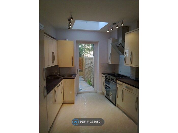 3 Bedroom End Of Terrace House To Rent In Duncan Road, Richmond, TW9