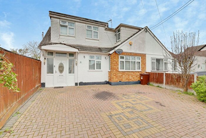 5 Bedroom Semi Detached House For Sale In Cedar Road, Benfleet, SS7