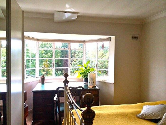 2 Bedroom Flat To Rent In Aylmer Road, N2