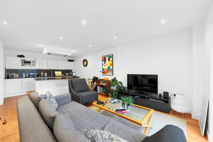 3 Bedroom Apartment To Rent In - Kingsland Road, E2