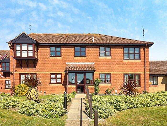 2 Bedroom Flat For Sale In Marlborough Court, Oulton Broad, Lowestoft, Suffolk, NR32