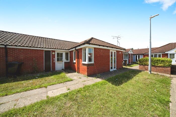 2 Bedroom Terraced Bungalow For Sale In New Woodfield Green, Dunstable, LU5