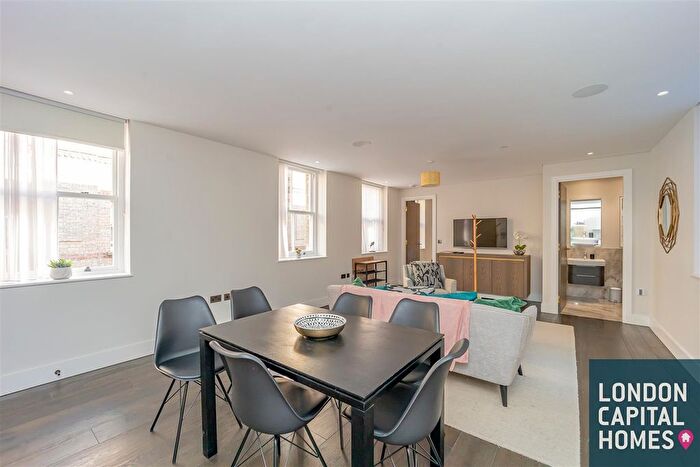 2 Bedroom Flat To Rent In Pink Mews, - Dyer's Buildings, London, EC1N