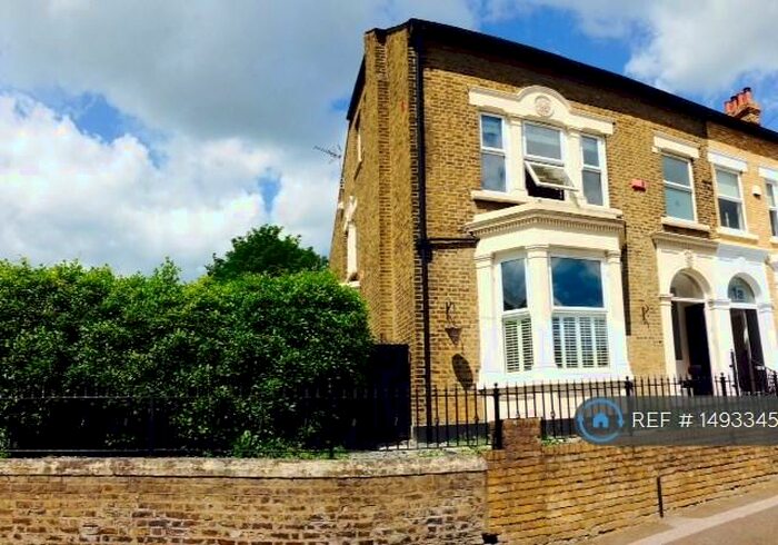 4 Bedroom Semi-Detached House To Rent In Jersey Road, Kent, ME2