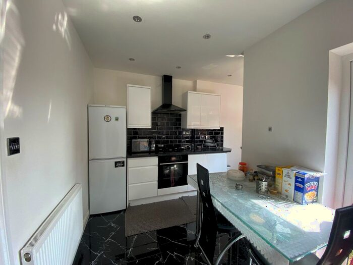 3 Bedroom Semi-Detached House To Rent In The Greenway, Leicester, LE4