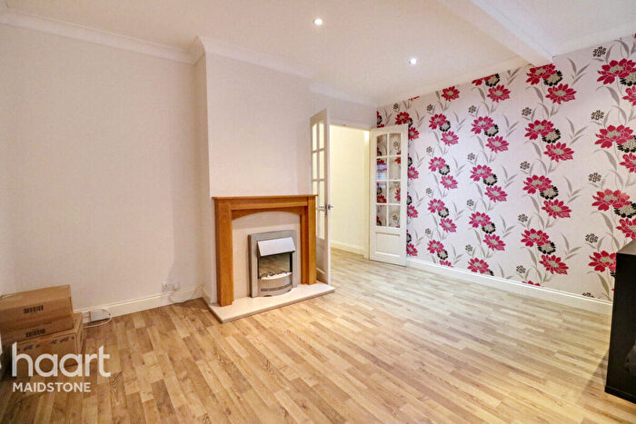 3 Bedroom Semi-Detached House For Sale In Kent Avenue, Maidstone, ME15