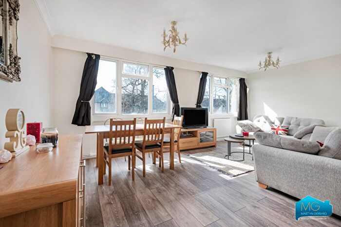 2 Bedroom Flat To Rent In Holtwhites Hill, Enfield, London, EN2